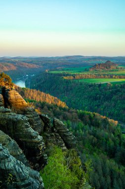 Bad Schandau yakınlarındaki Schrammsteinen 'e kısa bir akşam yürüyüşü - Sakson İsviçre - Almanya