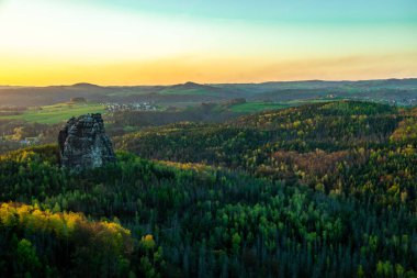 Bad Schandau yakınlarındaki Schrammsteinen 'e kısa bir akşam yürüyüşü - Sakson İsviçre - Almanya