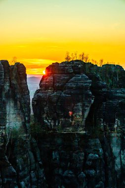 Bad Schandau yakınlarındaki Schrammsteinen 'e kısa bir akşam yürüyüşü - Sakson İsviçre - Almanya