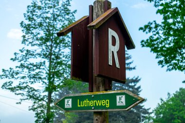 Rennsteig boyunca Hrschel ve Blankenstein arasındaki ilk adımlar güzel bahar zamanı - Thüringen - Almanya