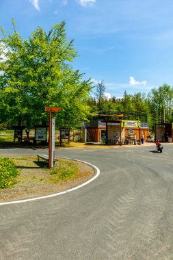 Rennsteig boyunca Hrschel ve Blankenstein arasındaki ilk adımlar güzel bahar zamanı - Thüringen - Almanya