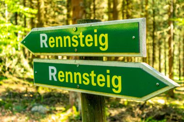 Rennsteig boyunca Hrschel ve Blankenstein arasındaki ilk adımlar güzel bahar zamanı - Thüringen - Almanya