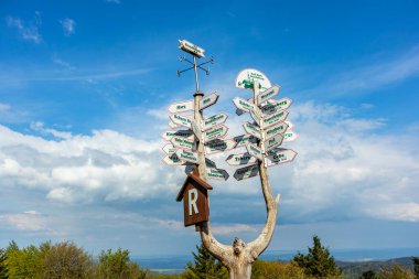 Rennsteig boyunca Hrschel ve Blankenstein arasındaki ilk adımlar güzel bahar zamanı - Thüringen - Almanya