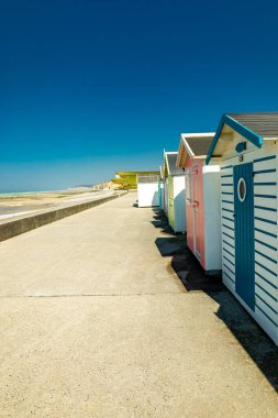 Saint-Aubin-Sur-Mer yakınlarındaki güzel Normandiya sahilinde akşam yürüyüşü