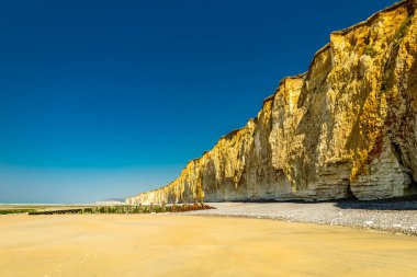 Saint-Aubin-Sur-Mer yakınlarındaki güzel Normandiya sahilinde akşam yürüyüşü