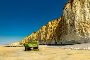 Saint-Aubin-Sur-Mer yakınlarındaki güzel Normandiya sahilinde akşam yürüyüşü