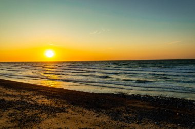Saint-Aubin-Sur-Mer yakınlarındaki güzel Normandiya sahilinde akşam yürüyüşü