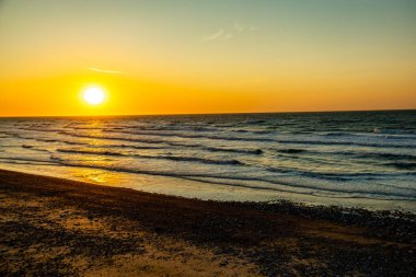 Saint-Aubin-Sur-Mer yakınlarındaki güzel Normandiya sahilinde akşam yürüyüşü