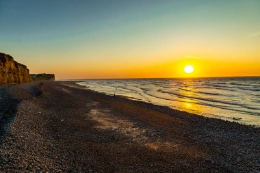 Saint-Aubin-Sur-Mer yakınlarındaki güzel Normandiya sahilinde akşam yürüyüşü