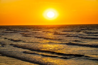 Saint-Aubin-Sur-Mer yakınlarındaki güzel Normandiya sahilinde akşam yürüyüşü