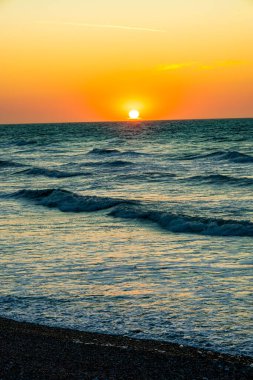 Saint-Aubin-Sur-Mer yakınlarındaki güzel Normandiya sahilinde akşam yürüyüşü