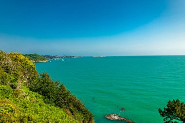 Güzel Britanya-Cancale-Fransa 'da Pointe du Grouin' e manzara yürüyüşü