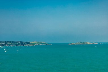 Güzel Britanya-Cancale-Fransa 'da Pointe du Grouin' e manzara yürüyüşü