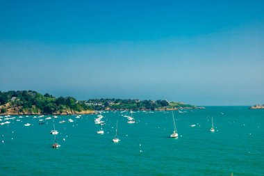 Güzel Britanya-Cancale-Fransa 'da Pointe du Grouin' e manzara yürüyüşü