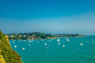 Güzel Britanya-Cancale-Fransa 'da Pointe du Grouin' e manzara yürüyüşü