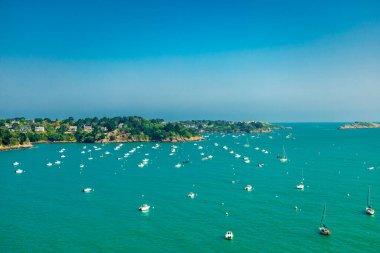 Güzel Britanya-Cancale-Fransa 'da Pointe du Grouin' e manzara yürüyüşü