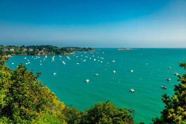 Güzel Britanya-Cancale-Fransa 'da Pointe du Grouin' e manzara yürüyüşü