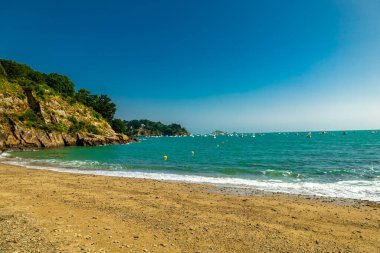 Güzel Britanya-Cancale-Fransa 'da Pointe du Grouin' e manzara yürüyüşü