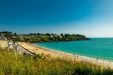 Güzel Britanya-Cancale-Fransa 'da Pointe du Grouin' e manzara yürüyüşü