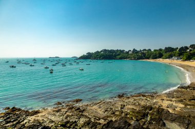 Güzel Britanya-Cancale-Fransa 'da Pointe du Grouin' e manzara yürüyüşü