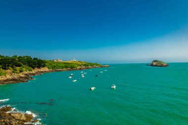 Güzel Britanya-Cancale-Fransa 'da Pointe du Grouin' e manzara yürüyüşü