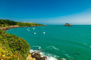 Güzel Britanya-Cancale-Fransa 'da Pointe du Grouin' e manzara yürüyüşü