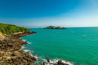 Güzel Britanya-Cancale-Fransa 'da Pointe du Grouin' e manzara yürüyüşü