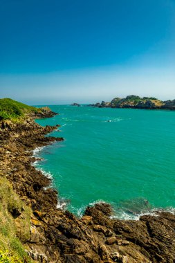 Güzel Britanya-Cancale-Fransa 'da Pointe du Grouin' e manzara yürüyüşü