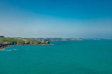 Güzel Britanya-Cancale-Fransa 'da Pointe du Grouin' e manzara yürüyüşü