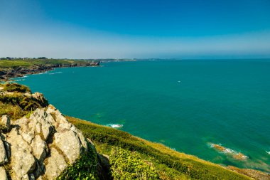 Güzel Britanya-Cancale-Fransa 'da Pointe du Grouin' e manzara yürüyüşü