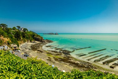 Güzel Britanya-Cancale-Fransa 'da Pointe du Grouin' e manzara yürüyüşü