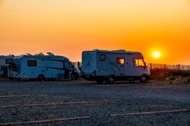 Akşamları güzel Normandiya sahillerinde yürüyüş. Cabourg yakınlarında gün batımı - Fransa
