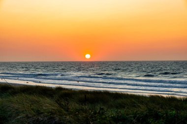 Akşamları güzel Normandiya sahillerinde yürüyüş. Cabourg yakınlarında gün batımı - Fransa