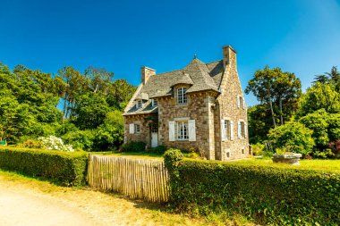 Brittany 'de manzaralı bir yolda Kaptan Frhel - Fort la Latte - Fransa