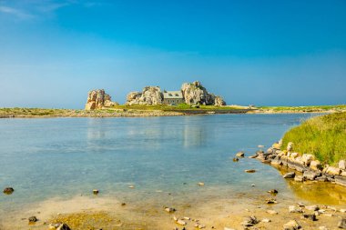 Pors Hir 'deki güzel Brittany yolunda Plougrescant - Fransa