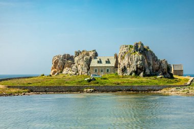 Pors Hir 'deki güzel Brittany yolunda Plougrescant - Fransa