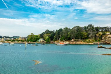 Fransa 'nın Ploumanac' h yakınlarındaki güzel Brittany 'nin Cte de Granit Gülü yolunda