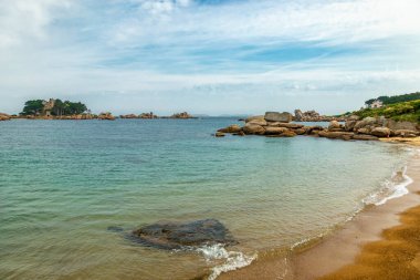 Fransa 'nın Ploumanac' h yakınlarındaki güzel Brittany 'nin Cte de Granit Gülü yolunda