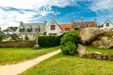 Fransa 'nın Ploumanac' h yakınlarındaki güzel Brittany 'nin Cte de Granit Gülü yolunda