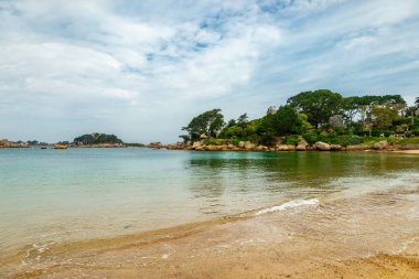 Fransa 'nın Ploumanac' h yakınlarındaki güzel Brittany 'nin Cte de Granit Gülü yolunda