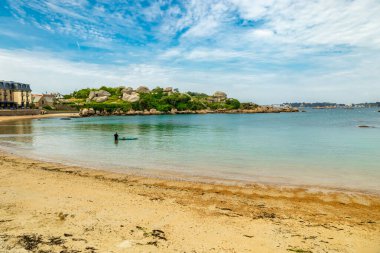 Fransa 'nın Ploumanac' h yakınlarındaki güzel Brittany 'nin Cte de Granit Gülü yolunda
