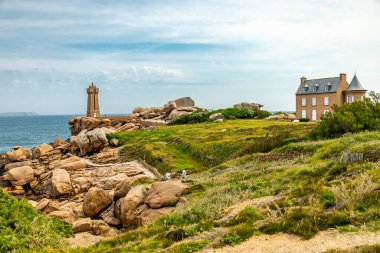 Fransa 'nın Ploumanac' h yakınlarındaki güzel Brittany 'nin Cte de Granit Gülü yolunda