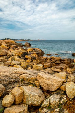 Fransa 'nın Ploumanac' h yakınlarındaki güzel Brittany 'nin Cte de Granit Gülü yolunda