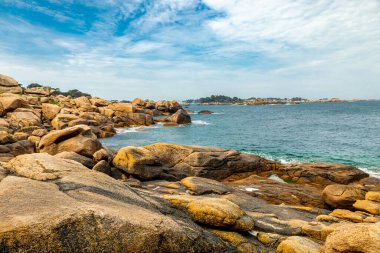 Fransa 'nın Ploumanac' h yakınlarındaki güzel Brittany 'nin Cte de Granit Gülü yolunda