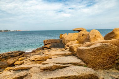 Fransa 'nın Ploumanac' h yakınlarındaki güzel Brittany 'nin Cte de Granit Gülü yolunda