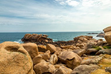 Fransa 'nın Ploumanac' h yakınlarındaki güzel Brittany 'nin Cte de Granit Gülü yolunda