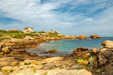 Fransa 'nın Ploumanac' h yakınlarındaki güzel Brittany 'nin Cte de Granit Gülü yolunda