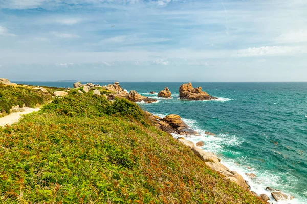 Fransa 'nın Ploumanac' h yakınlarındaki güzel Brittany 'nin Cte de Granit Gülü yolunda