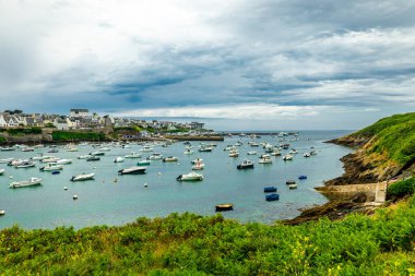 Le Conquet, Fransa yakınlarındaki güzel Brittany 'deki deniz feneri Phare de Kermorvan yolunda