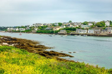 Le Conquet, Fransa yakınlarındaki güzel Brittany 'deki deniz feneri Phare de Kermorvan yolunda